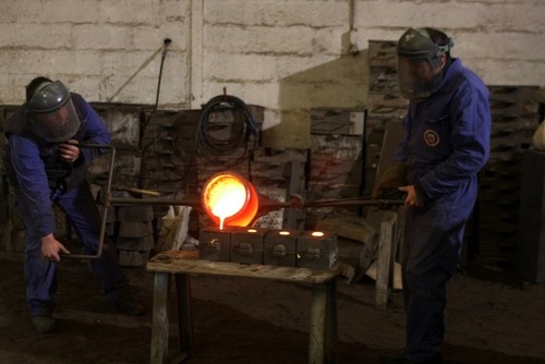 Votre fonderie à Plérin réalise une coulée de métal