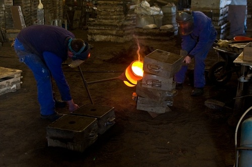 La fonderie Nivet réalise une coulée de métal