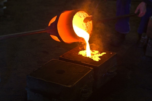 Du métal en fusion dans votre fonderie à Plérin